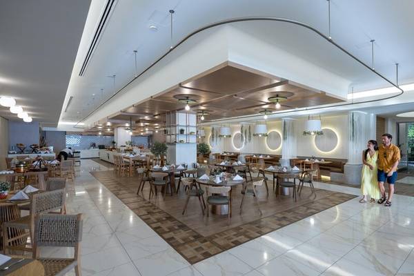 Innenraum des Miraggio Thermal Spa Resorts mit Gästen im Restaurant.