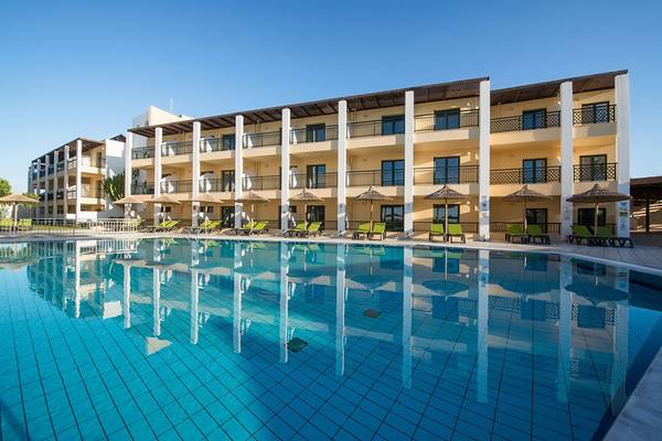 Außenpool des Gouves Water Park Holiday Resort mit grünen Liegestühlen und Sonnenschirmen.