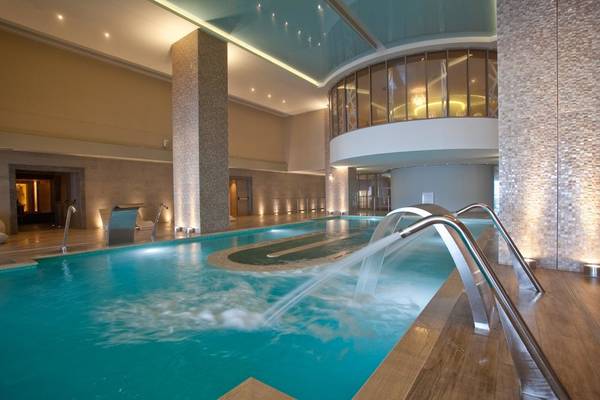 Schwimmbecken im Miraggio Thermal Spa Resort mit Wasserstrahlen und modernem Design.