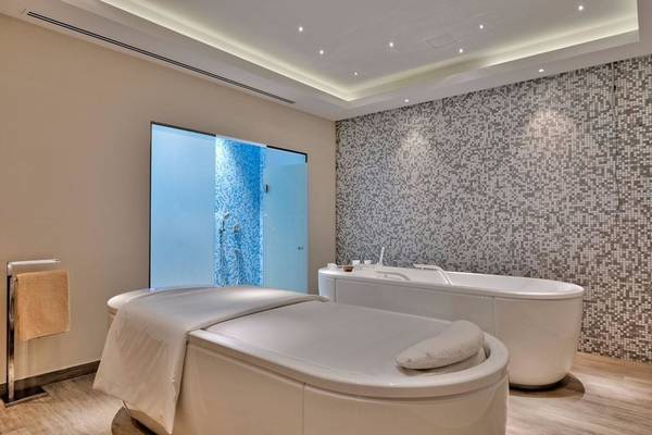 Behandlungsraum im Miraggio Thermal Spa Resort mit Badewanne und Liege.