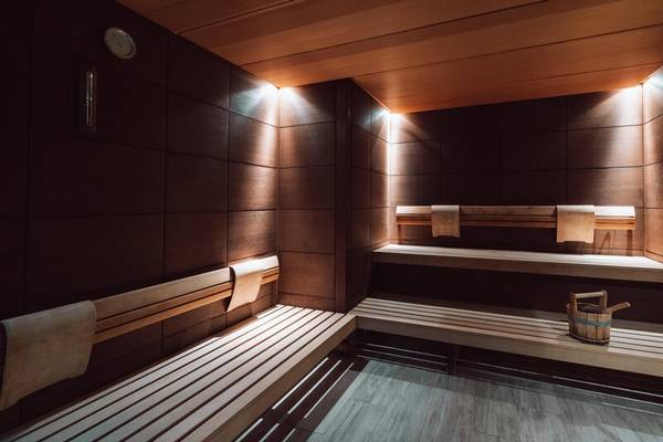 Saunabereich im Miraggio Thermal Spa Resort mit Holzbänken und Handtüchern.