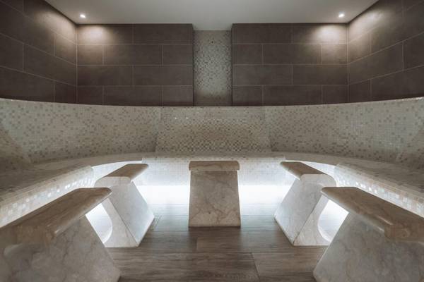 Saunabereich im Miraggio Thermal Spa Resort mit marmornen Bänken und Wänden.
