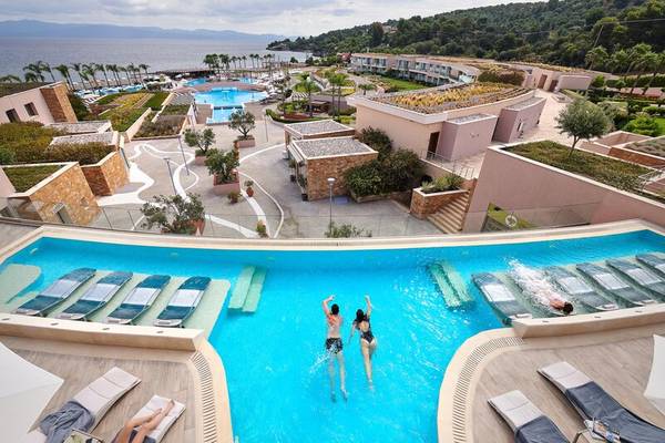 Aussicht auf das Miraggio Thermal Spa Resort mit zwei Schwimmern im Pool.