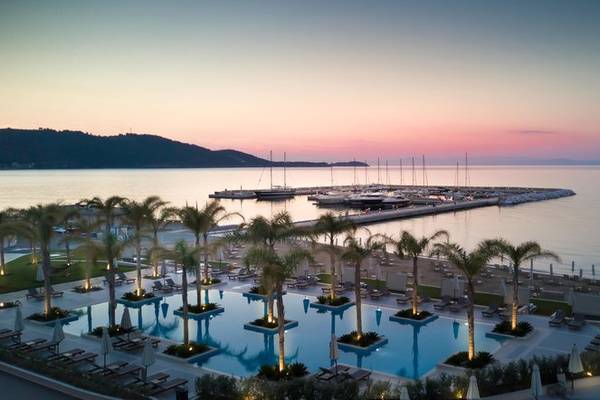 Außenpool des Miraggio Thermal Spa Resort mit Blick auf den Hafen und die Küste