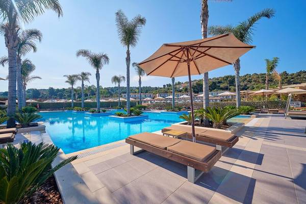 Pool-Lounge-Bereich im Miraggio Thermal Spa Resort mit Sonnenliegen und Sonnenschirmen