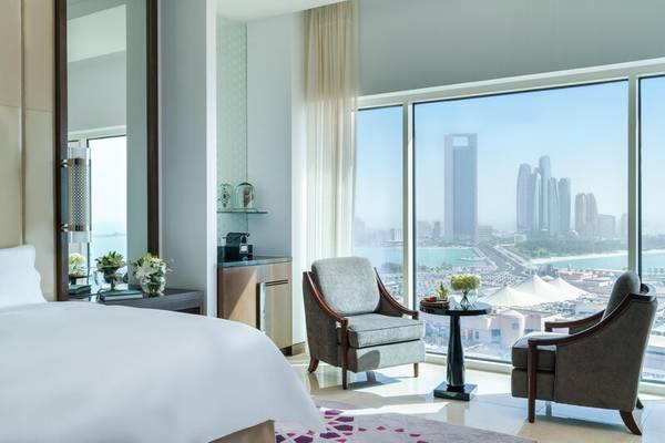 Hotelzimmer im Rixos Marina Abu Dhabi mit Blick auf das Meer und die Stadt