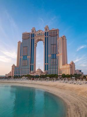 Rixos Marina Abu Dhabi Hotel am Strand mit blauem Himmel im Hintergrund