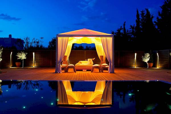 Beleuchtetes Zelt am Pool bei Nacht im Yria Island Boutique Hotel & Spa