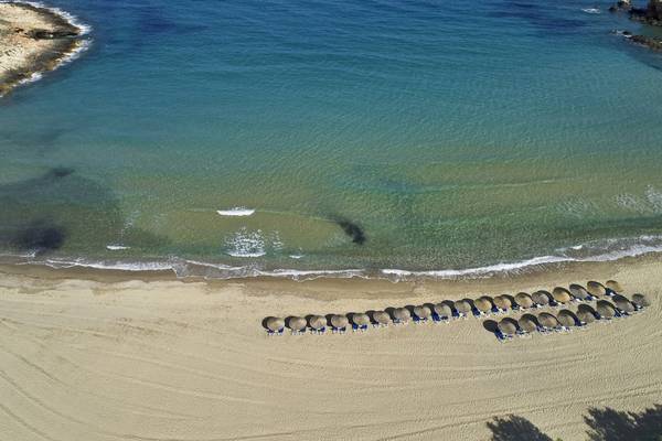 Oberflächenansicht eines Strandes mit Sonnenliegen und Sonnenschirmen am Yria Island Boutique Hotel & Spa
