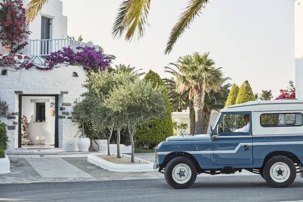 Blauer Jeep vor dem Yria Island Boutique Hotel & Spa.