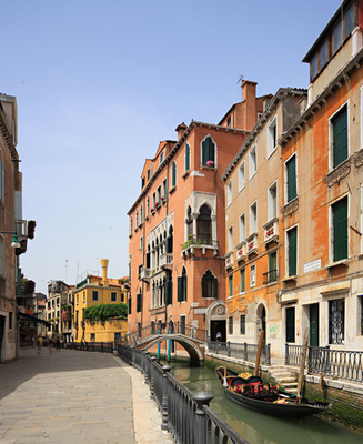 Außenansicht des Casa Nicolo Priuli Hotels in Venedig mit einer Brücke und einem Gondel am Kanal.