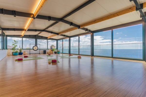 Yoga-Raum im Sentido Galosol Hotel mit Blick auf das Meer.