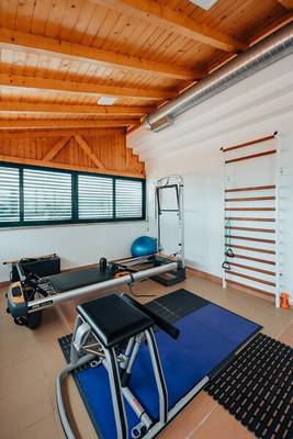 Fitnessraum im Sentido Galosol Hotel mit Geräten und Trainingszubehör.