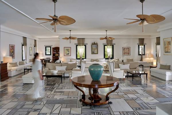 Innenansicht des Yria Island Boutique Hotel & Spa mit modernem Dekor, weiße Möbel und blauer Vase.