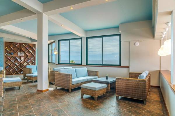 Lounge-Bereich des Sentido Galosol Hotels mit Blick auf das Meer und modernen Möbeln.