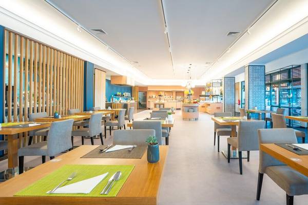 Innenansicht des Restaurants im Sentido Galosol Hotel mit gedeckten Tischen und modernen Möbeln.
