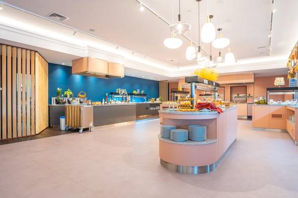 Frühstücksbuffet im Sentido Galosol Hotel mit blauen Wänden und einer großen Frühstücksstation.