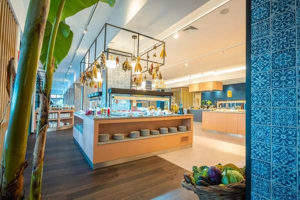Frühstücksbuffet im Sentido Galosol Hotel mit verschiedenen Speisen und Früchten.