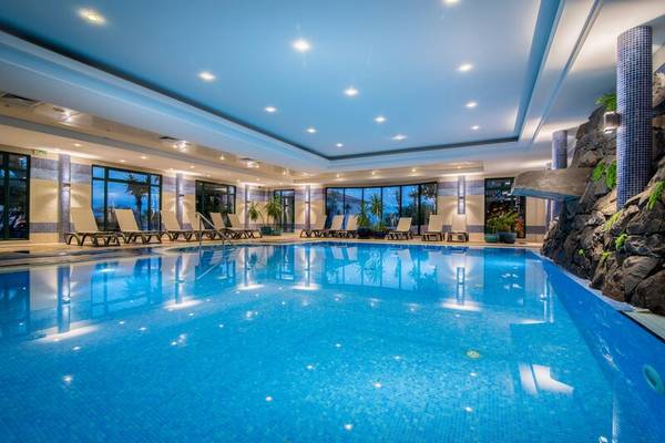 Innenpool des Sentido Galosol Hotels mit blauem Wasser und Sonnenliegen