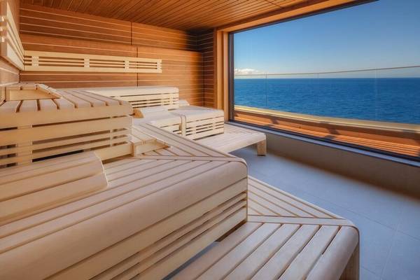Sauna mit Meerblick im Sentido Galosol Hotel, mit Holzwänden und Fenstern zum Ozean.