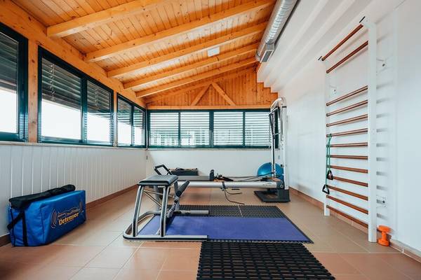 Fitnessraum im Sentido Galosol Hotel mit Trainingsgeräten und Fenstern.