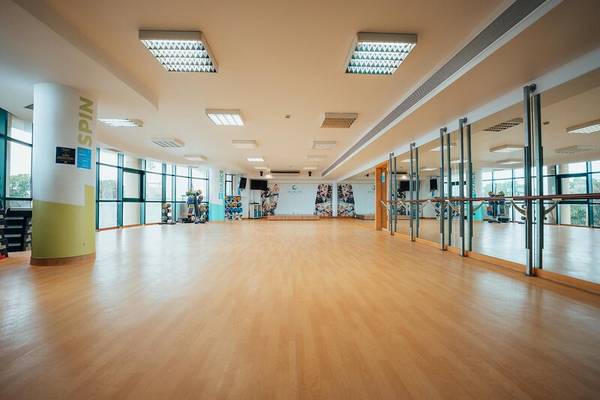 Fitnessraum im Sentido Galosol Hotel mit Holzboden und Spin-Säule.