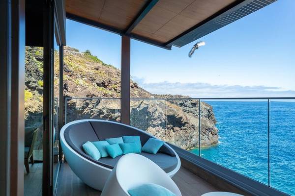 Ausblick aus dem Balkon des Sentido Galosol Hotels mit Blick auf das Meer und Felsen.