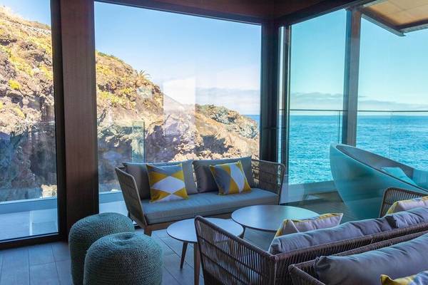 Innenraum des Sentido Galosol Hotels mit Aussicht auf das Meer und eine Felsküste.