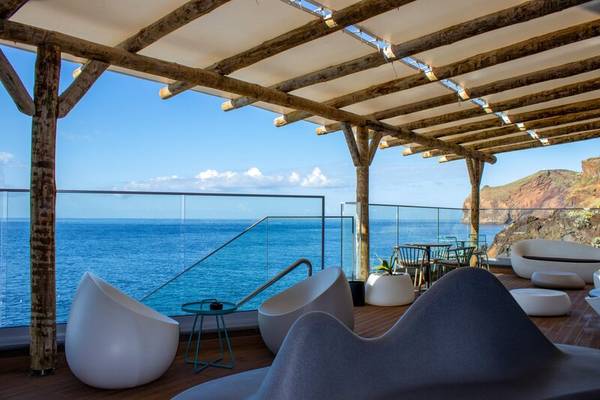 Terrasse im Sentido Galosol Hotel mit Meerblick und modernen weißen Möbeln.