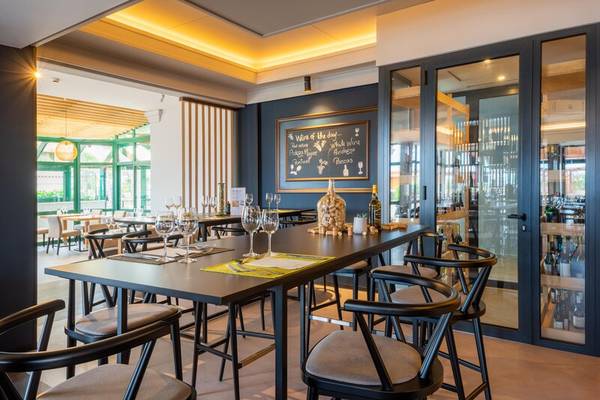Innenansicht des Restaurants des Sentido Galosol Hotels mit langer Tafel, Stühlen und Dekor.