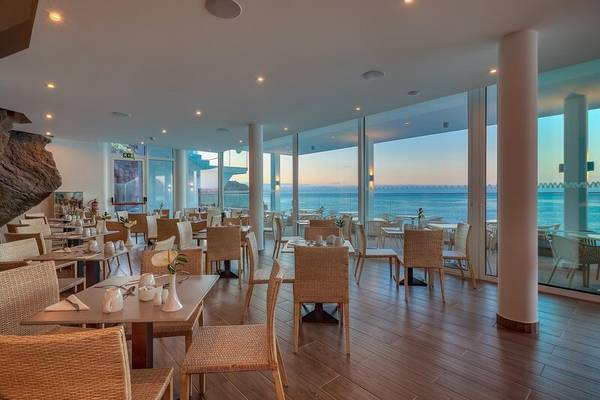 Innenraum des Restaurants im Sentido Galosol Hotel mit Blick auf das Meer.