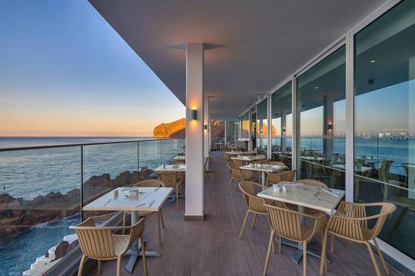 Abendessen auf der Terrasse des Sentido Galosol Hotels mit Meerblick