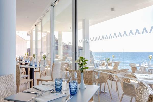 Innenansicht des Restaurants im Sentido Galosol Hotel mit Blick auf das Meer.