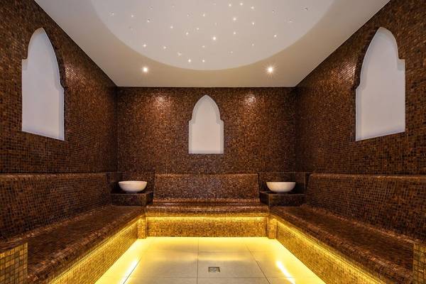 Innenansicht der Sauna im Sentido Galosol Hotel mit braunen Fliesen und zwei weißen Schüsseln.