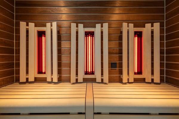 Innenansicht der Sauna im Sentido Galosol Hotel mit drei roten Infrarotkabinen an der Wand