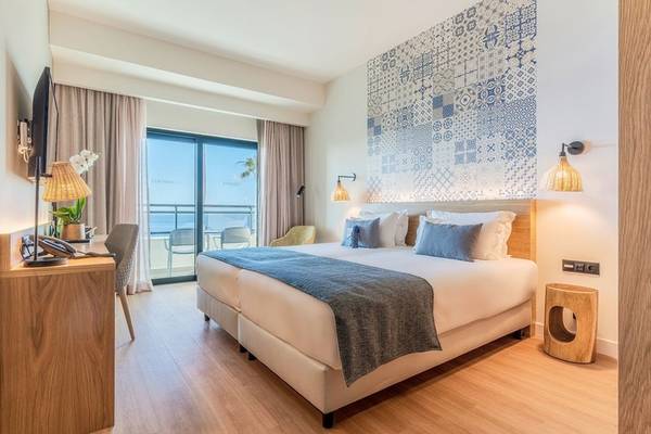 Doppelbett-Hotelzimmer im Sentido Galosol mit Blick auf das Meer und Balkon