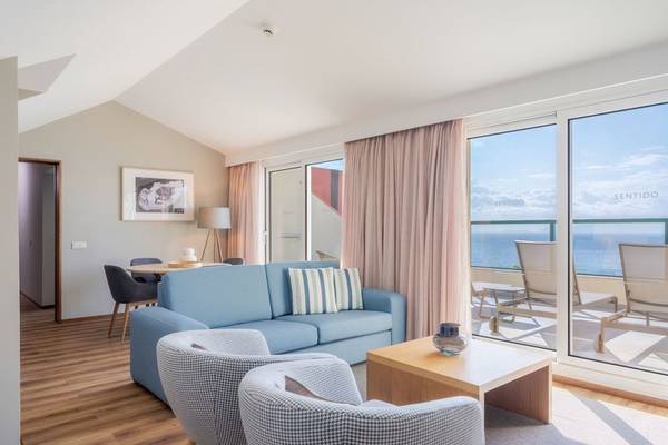 Wohnbereich im Sentido Galosol Hotel mit Blick auf das Meer von einer Terrasse.