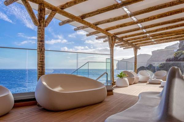 Terrasse des Sentido Galosol Hotels mit Blick auf das Meer und felsige Küste