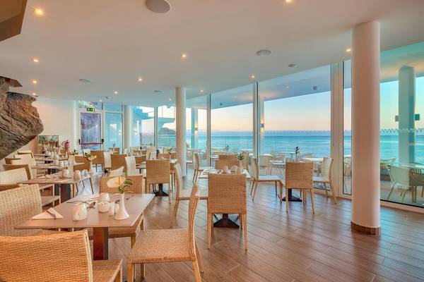 Restaurantbereich des Sentido Galosol Hotels mit Blick auf das Meer.