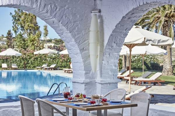 Loungebereich am Pool mit Frühstückstisch im Yria Island Boutique Hotel & Spa