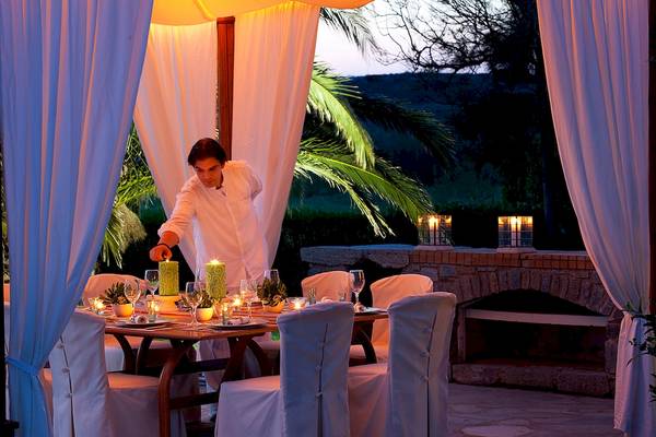 Romantisches Essen im Freien im Yria Island Boutique Hotel & Spa mit gedecktem Tisch und Kerzen.