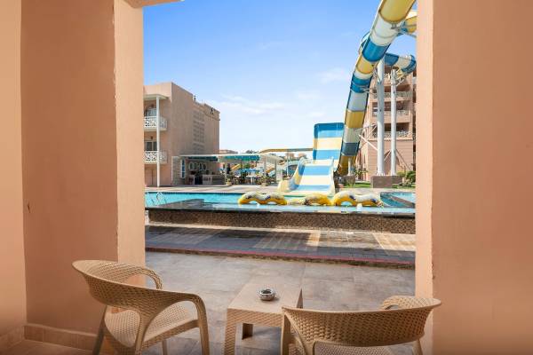 Außenbereich des Pickalbatros Aqua Park Resorts in Hurghada mit Pool und Wasserrutsche.