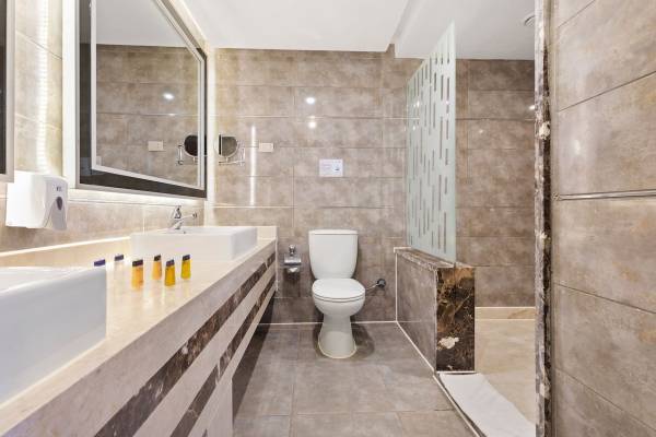 Badezimmer im Pickalbatros Aqua Park Resort in Hurghada mit Waschbecken, Toilette und Dusche.