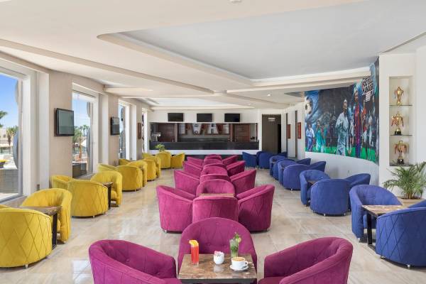 Loungebereich des Pickalbatros Aqua Park Resort in Hurghada mit bunten Sesseln und Tischen.