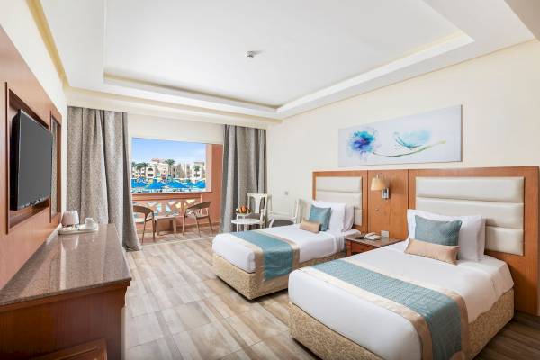 Hotelzimmer im Pickalbatros Aqua Park Resort in Hurghada mit zwei Betten und Balkon.