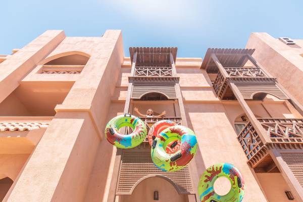 Ein junger Gast springt von einem Balkon des Pickalbatros Aqua Park Resort in Hurghada.