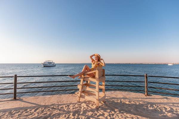 Frau auf einem Rettungsturm am Strand des Pickalbatros Aqua Park Resorts in Hurghada