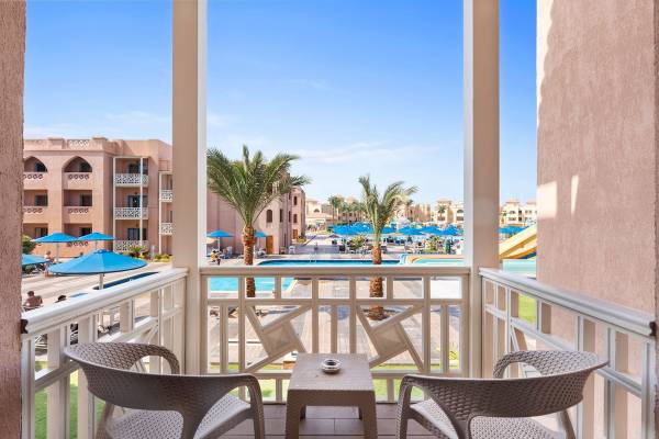 Aussicht vom Balkon des Pickalbatros Aqua Park Resort in Hurghada mit Swimmingpool und Palmen