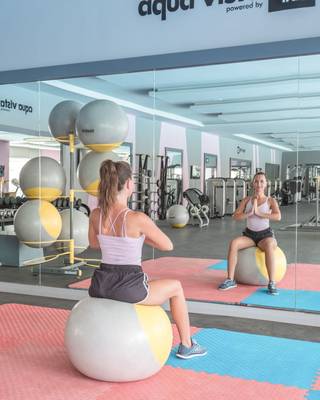 Zwei Frauen machen Yoga im Fitnessstudio des Hotels Aqua Park Resort Hurghada.