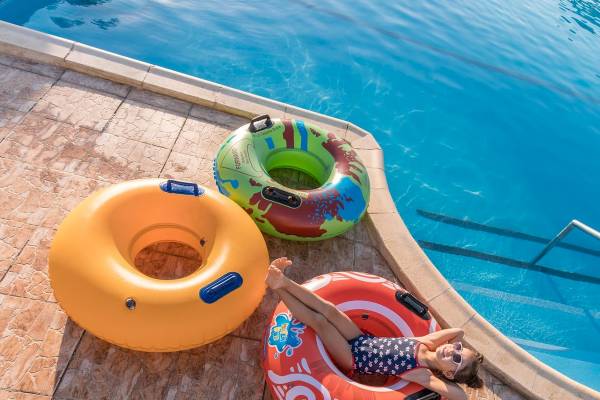Pickalbatros Aqua Park Resort in Hurghada: Schwimmbecken mit drei aufblasbaren Schwimmringen.